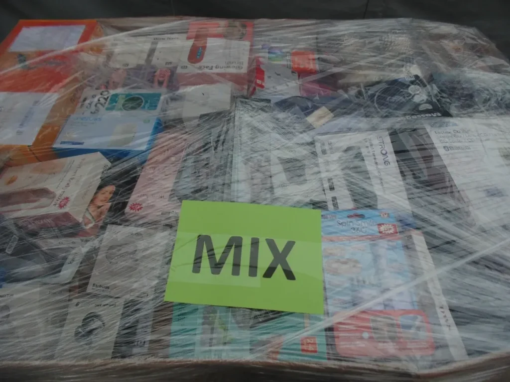 Paleta zwrotów mix – różnorodne produkty owiniete folią stretch z etykietą MIX, m.in. kosmetyki, elektronika, artykuły domowe