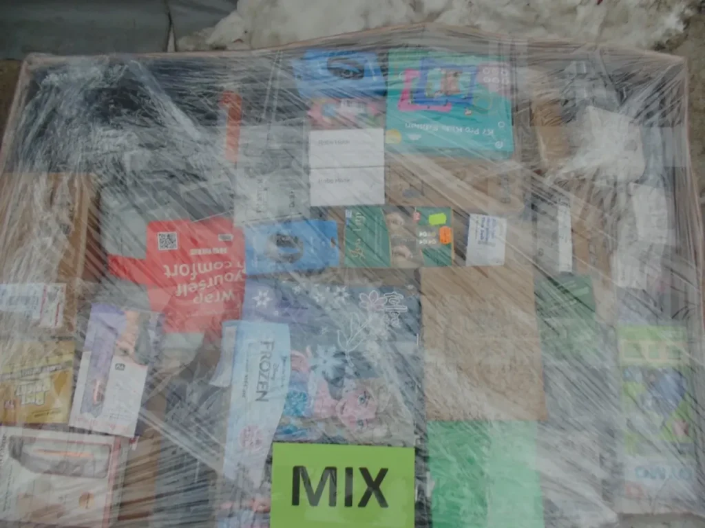 Paleta zwrotów mix widziana z góry – różnorodne produkty owiniete folią z etykietą MIX, m.in. zabawki Frozen, artykuły domowe