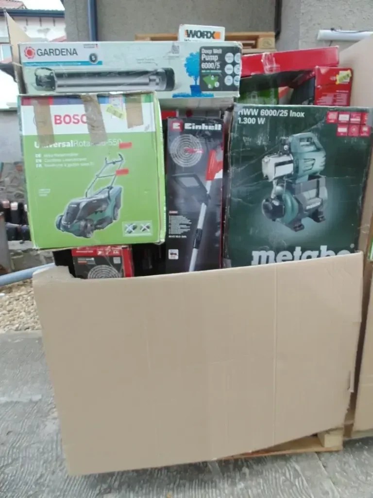 Paleta z narzędziami ogrodowymi – kosiarka Bosch UniversalRotak, pompa ogrodowa Metabo, narzędzia Einhell i Gardena