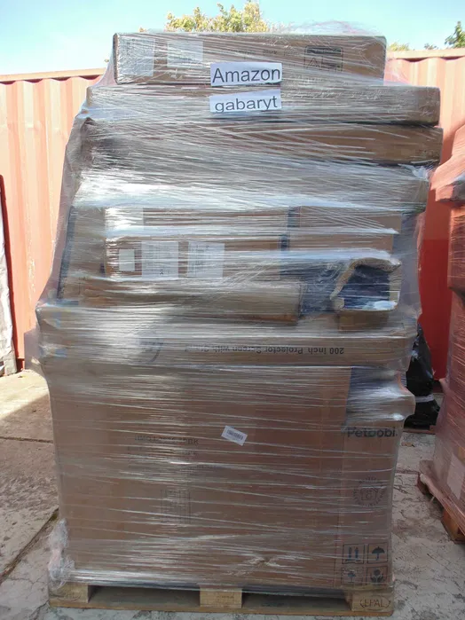 Paleta zwrotów Amazon o wysokości ok. 2 m z produktami w kartonach w magazynie PaletyMix